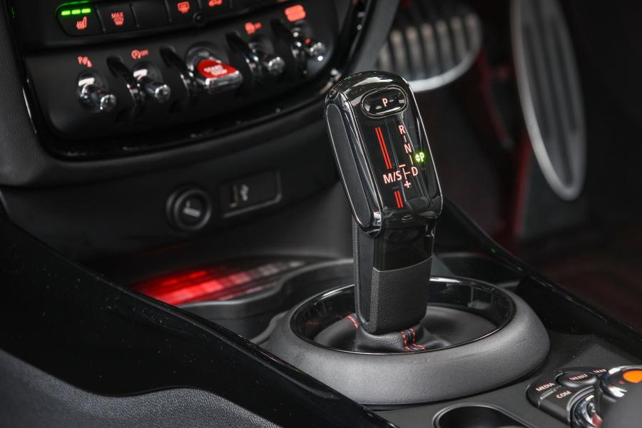 Детали интерьера Mini John Cooper Works Clubman (F54) 2019 года  (ZA) (фото 33 из 40)